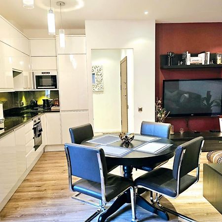 Modern 2 bedroom apartment in the city centre Riga Buitenkant foto