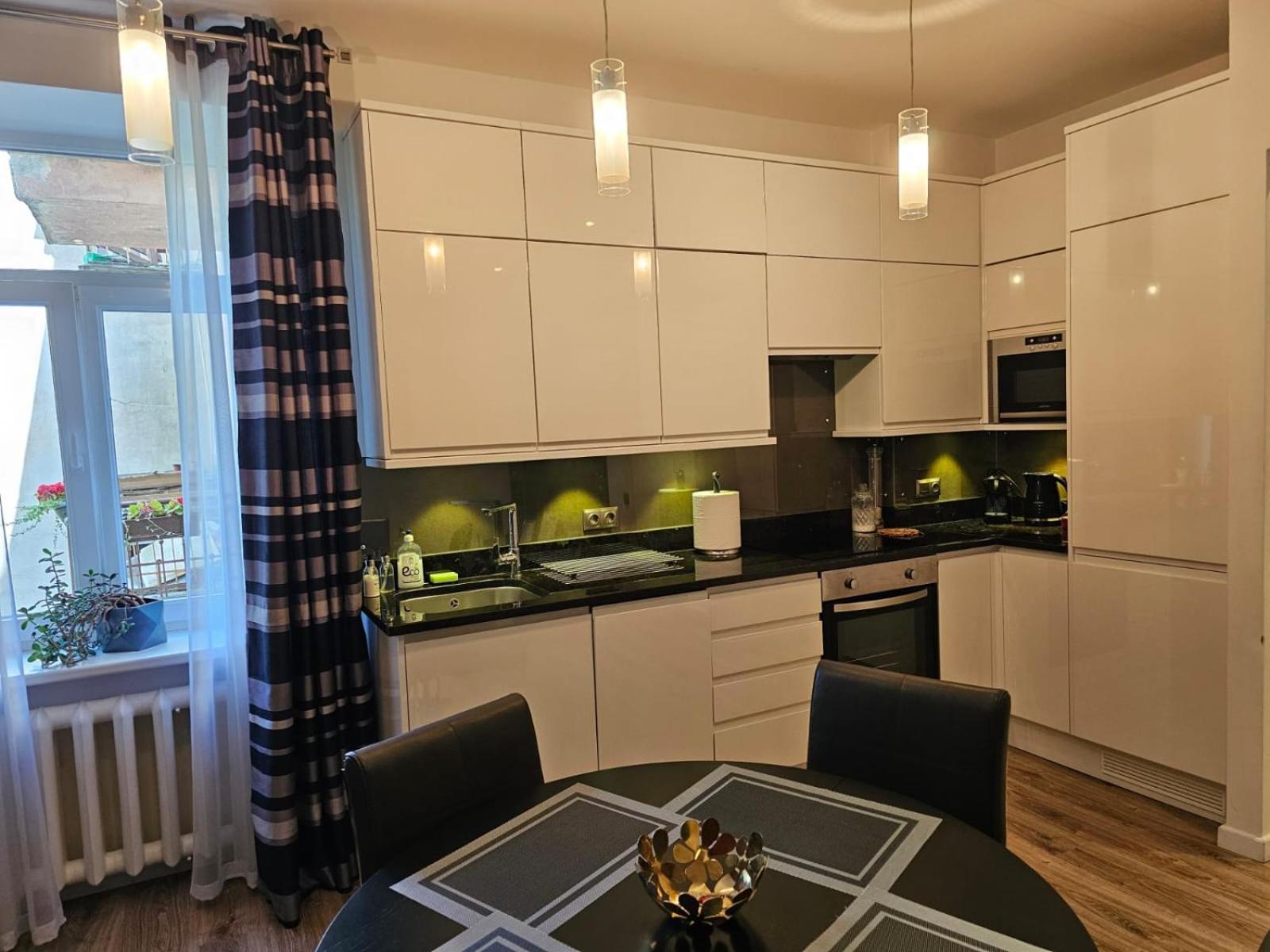 Modern 2 bedroom apartment in the city centre Riga Buitenkant foto