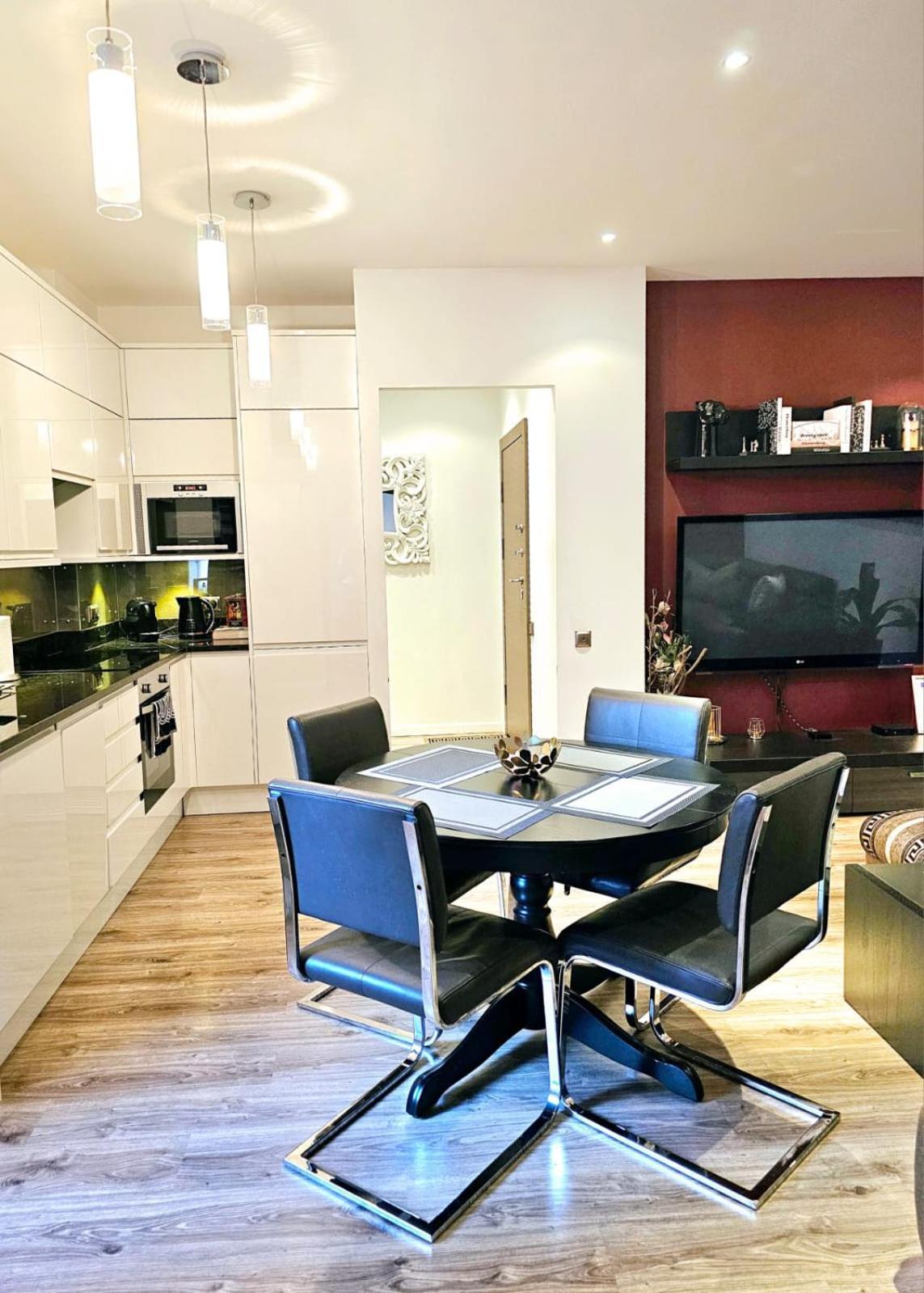 Modern 2 bedroom apartment in the city centre Riga Buitenkant foto